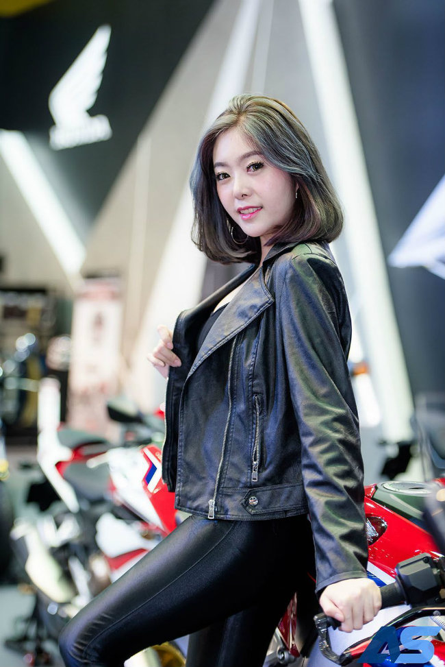 Tạo dáng mạnh mẽ, thể thao.