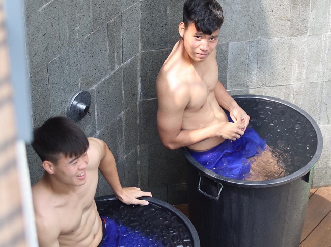 Mới đây, các cầu thủ U23 Việt Nam được trợ lý HLV Bae Ji Won hướng dẫn khởi động dưới bể bơi nước lạnh để phục hồi thể lực.