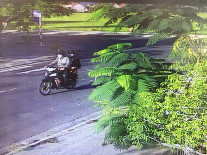 Nóng 24h qua: Đứt cáp cần cẩu, nhiều thanh sắt đâm thủng mái nhà, văng ra đường - 4