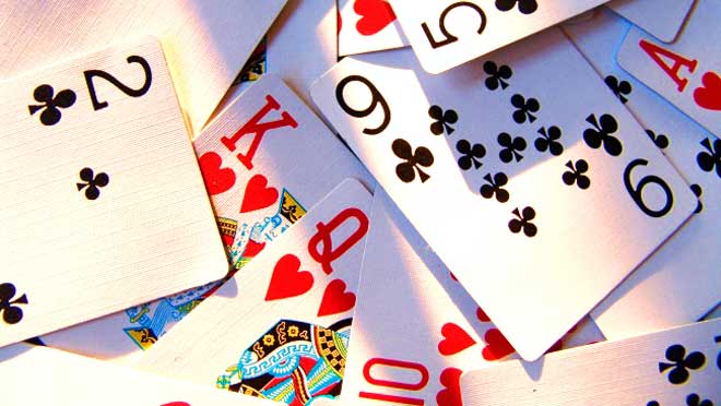 Nóng 24h qua: Đứt cáp cần cẩu, nhiều thanh sắt đâm thủng mái nhà, văng ra đường - 3