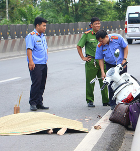 Va chạm khiến 2 người phụ nữ thương vong, tài xế bỏ trốn - 1