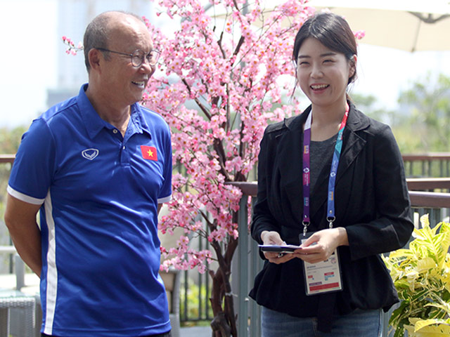 Bóng đá - U23 Việt Nam: Thầy Park "chiêu đãi" nữ phóng viên xinh đẹp Hàn Quốc