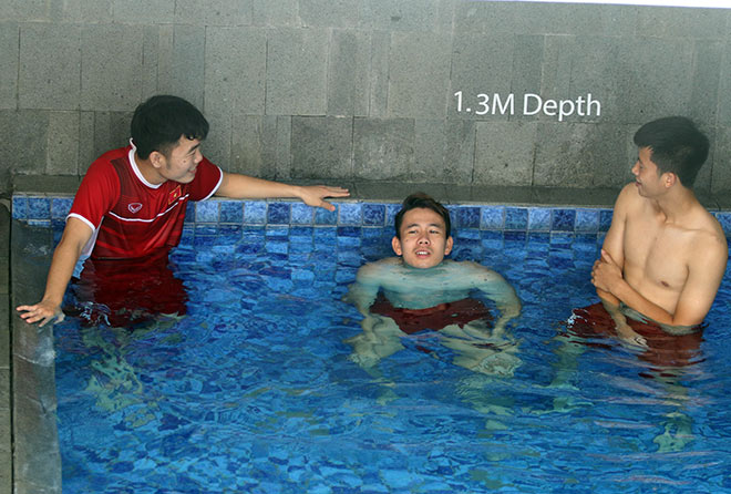 U23 Việt Nam 9 điểm/3 trận: HLV Park Hang Seo xả hơi ở bể bơi - 1