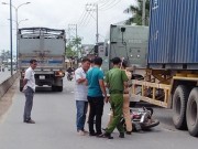 Tin tức trong ngày - Xe máy bị kẹp giữa hai ô tô, hai cha con thương vong