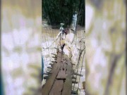Tin tức trong ngày - Thót tim trước cảnh mạo hiểm vượt nước lũ bằng cầu treo