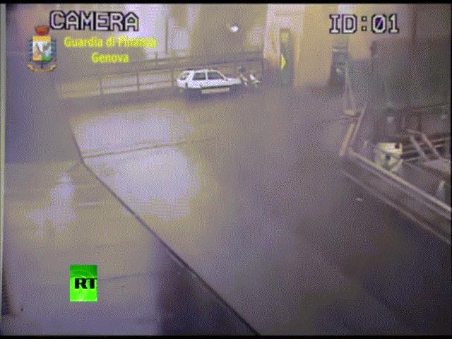 Thế giới - Video mới công bố về khoảnh khắc sập cầu ở Ý khiến 43 người chết