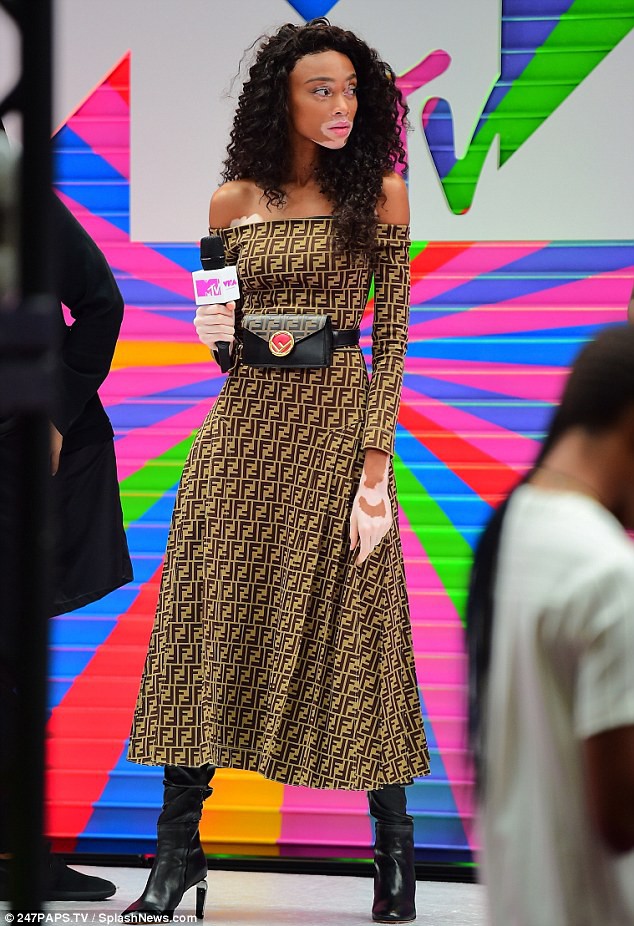 Choáng với váy áo "mặc như không" của mỹ nhân thảm đỏ MTV 2018 - 4