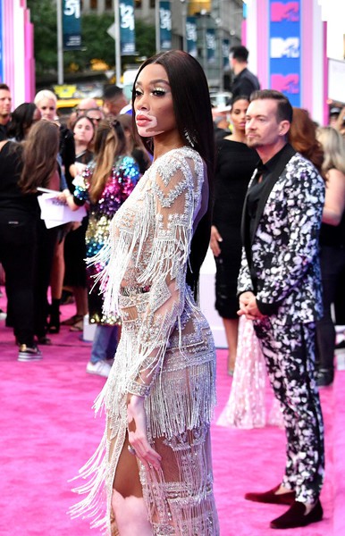 Choáng với váy áo "mặc như không" của mỹ nhân thảm đỏ MTV 2018 - 2