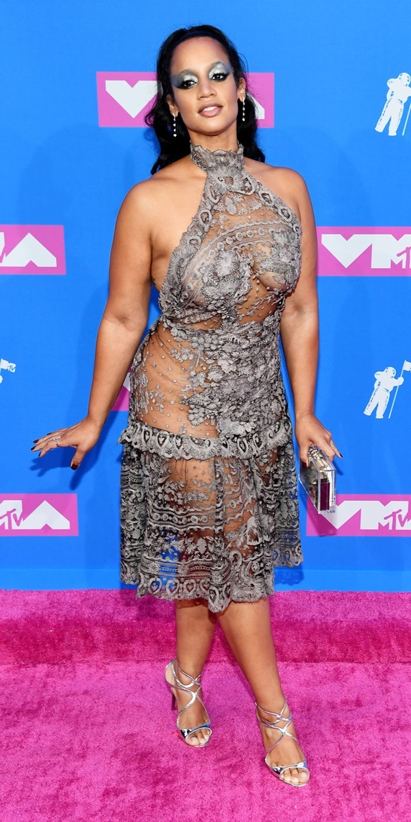 Choáng với váy áo "mặc như không" của mỹ nhân thảm đỏ MTV 2018 - 8