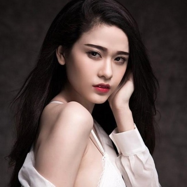 Vợ cũ của Tim, Trương Quỳnh Anh không chỉ được&nbsp;&nbsp;yêu mến qua hàng loạt những ca khúc hit hay những vai diễn ấn tượng mà cô còn chinh phục tất cả khán giả bằng vẻ đẹp rạng ngời ngay từ những cái nhìn đầu tiên.
