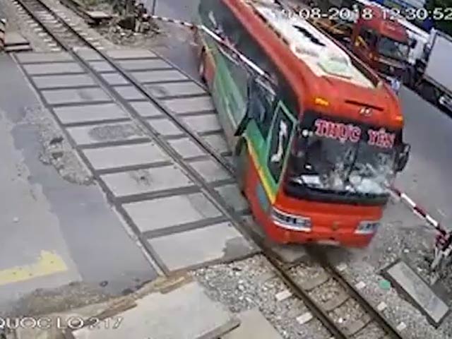 Tin tức trong ngày - Nóng 24h qua: Hành khách hoảng loạn nhảy khỏi ô tô khi tàu hỏa đang lao đến