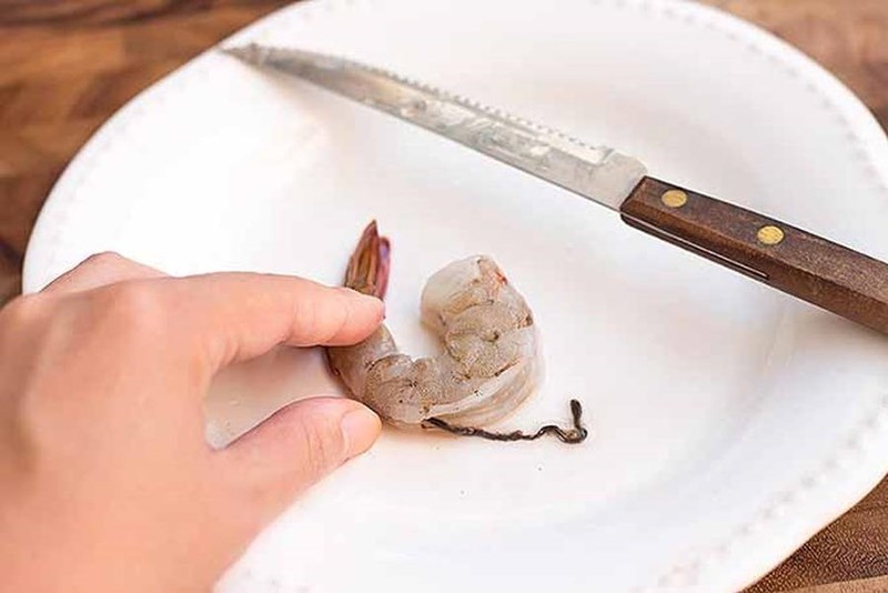 Có nên lấy đường chỉ màu đen trên lưng tôm hay không? - 2