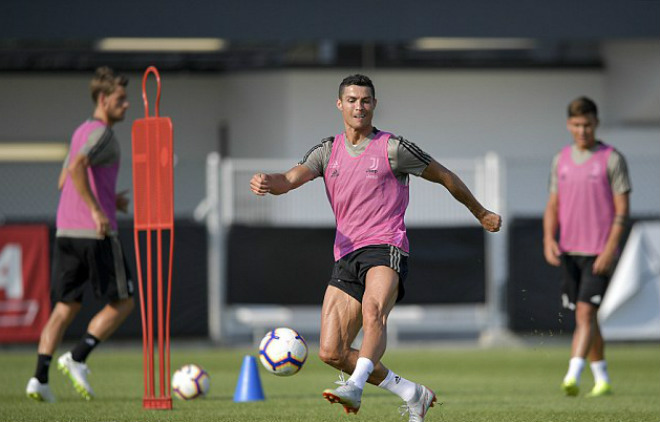 Ronaldo khoe bắp đùi “khủng&#34; mơ phá lưới: Yêu sách Juventus &#34;hút máu&#34; Real - 1