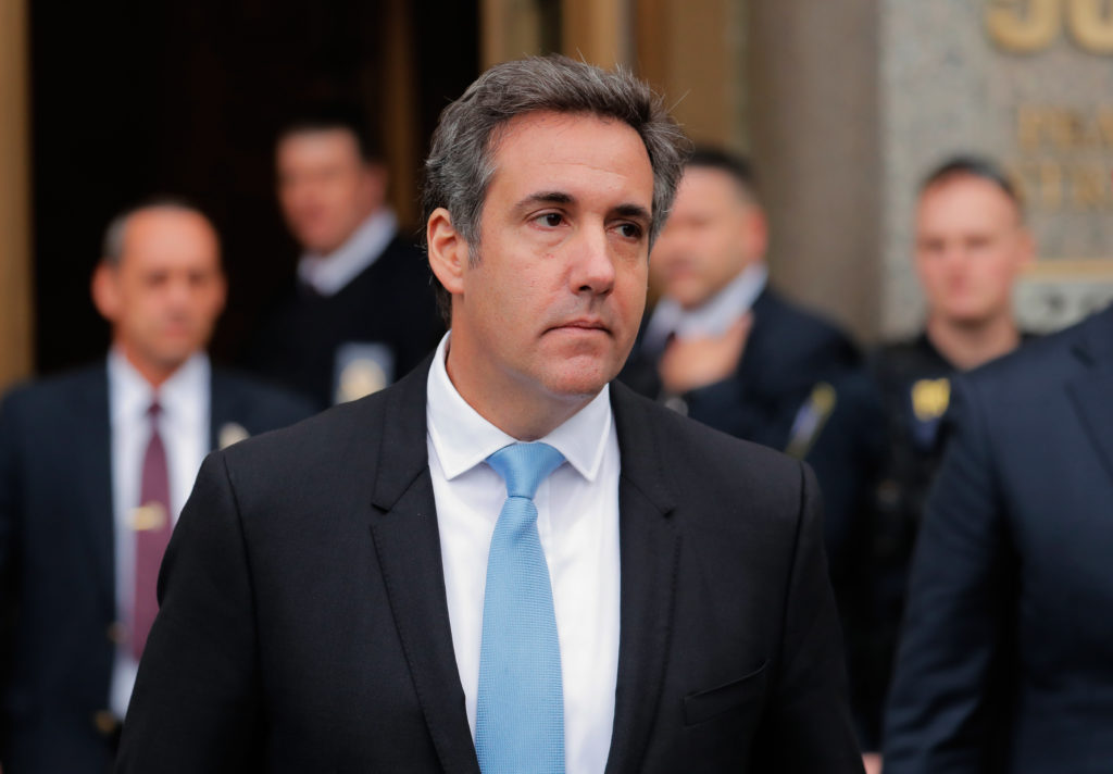 Cựu luật sư của ông Trump &#34;đầu hàng&#34; FBI, nhận tội trước tòa - 1