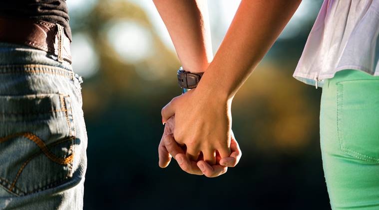 Nắm tay nhau nhiều sẽ giúp các cặp đôi giảm sự đau đớn - 1