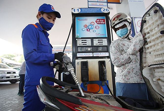 Giữ giá xăng, dầu diesel tăng 148 đồng/lít - 1