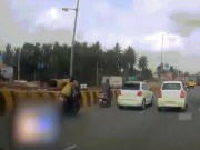 Thế giới - Ấn Độ: Bố mẹ bị văng, em bé một mình trên bình xăng xe máy tốc độ cao