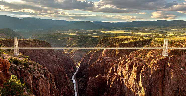 Cầu Royal Gorge ở Colorado là cây cầu treo cao nhất ở Hoa Kỳ. Điều khiến cây cầu này trở nên thú vị là nó không có dây cáp gió khi nó được xây dựng vào năm 1929. Những chiếc dây này được thêm vào nhiều thập kỷ sau đó.