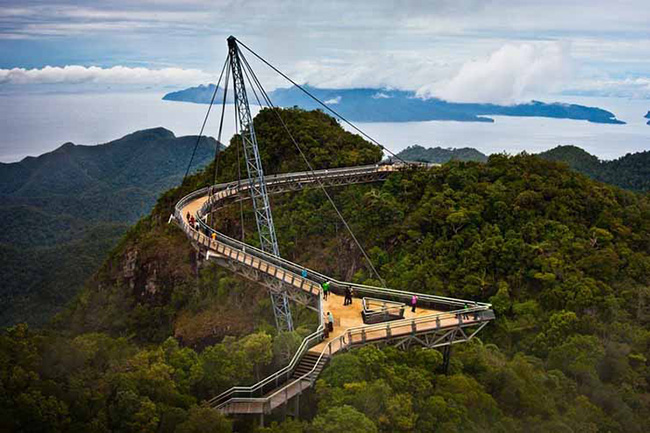 Cầu Langkawi: Cầu Langkawi Sky ở Malaysia cách mặt đất hơn 400 feet. Điều khiến cây cầu này đáng sợ đến nỗi nó đã từng bị đóng cửa do những tin đồn rằng nó có khả năng sụp đổ.