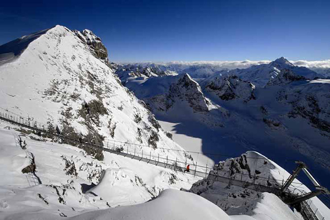 Cầu Mount Titlis: Cây cầu bắc qua Núi Titlis ở Thụy Sĩ trải dài trên dãy Alps của Thụy Sĩ. Nó cách mặt đất khoảng 3000 mét và khá hẹp.