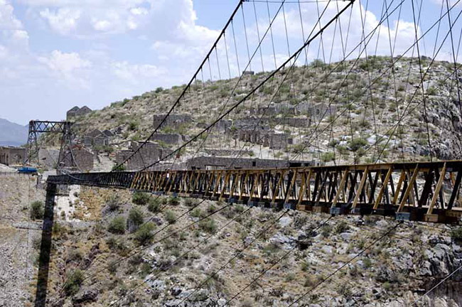 Puente de Ojuela: Cây cầu Mexico này ban đầu được thành lập để phục vụ thị trấn khai thác mỏ bên dưới nó. Ngày nay, chỉ có người đi bộ mới được phép sử dụng cây cầu, vì xe cộ có thể không vượt qua được.