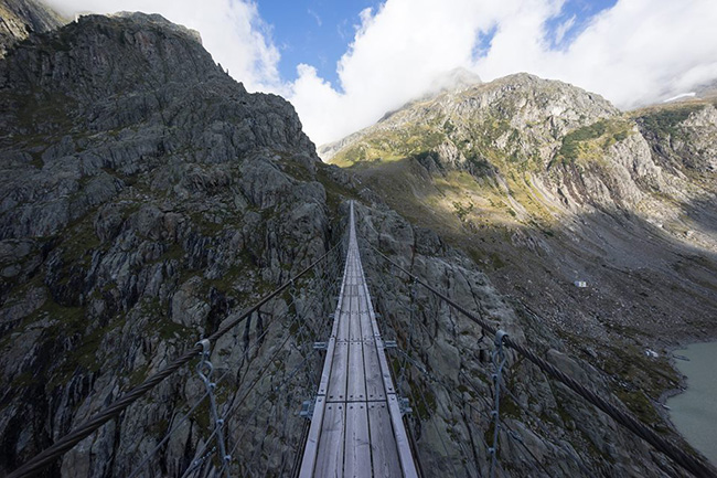 Cầu Trift - Thụy Sĩ: Cầu Trift nằm ở dãy núi Alps của Gadmen. Đây là một cây cầu dài 180 mét và cao 110 mét của Thụy Sĩ.