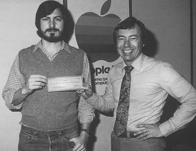 Trong khi đó, Jobs đảm nhận phần việc kinh doanh, chủ yếu là đi gặp mặt và thuyết phục các nhà đầu tư  về thị trường máy tính cá nhân tiềm năng. Cuối cùng, Mike Markkula (phải), người đã đầu tư 250.000 USD và đến làm việc cho Apple với tư cách là nhân viên thứ 3 tại công ty.