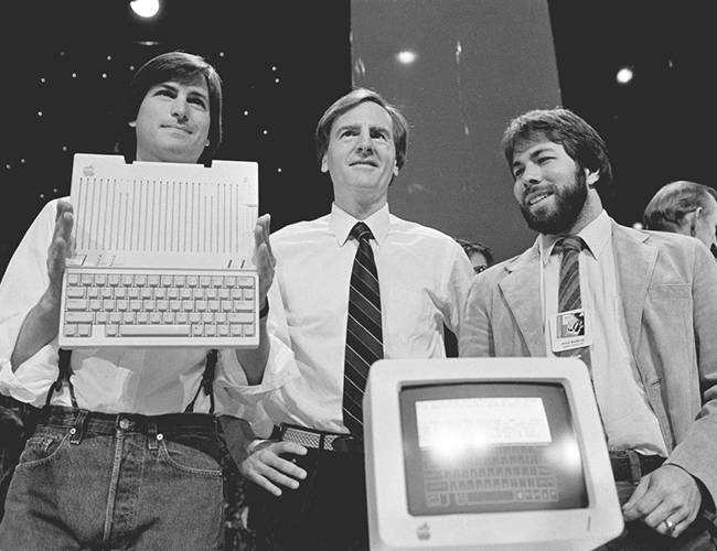 Năm 1985, Jobs cố gắng thay quyền Sculley nhưng ban giám đốc lại loại bỏ Jobs khỏi vị trí quản lý của mình. Jobs giận dữ bỏ đi và thành lập NeXT, một công ty máy tính tạo ra các máy trạm cao cấp, nơi ông có toàn quyền kiểm soát. Wozniak cũng rời khỏi Apple cùng  thời điểm năm 1985, cho rằng công ty đang đi sai hướng.