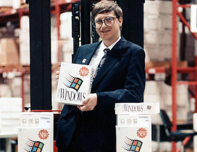Giữa những thất bại về PowerPC, hội đồng quản trị Apple đã sa thải Sculley và thay thế bởi Michael Spindler, một người nước ngoài người Đức đã làm việc với Apple từ năm 1980. Tuy nhiên, vận may của Apple chưa đến khi Windows ngày một phổ biến. Sau đó, Gil Amelio được đề cử làm CEO vào năm 1996. Dưới triều đại của ông, cổ phiếu của Apple đạt mức thấp nhất trong 12 năm (chủ yếu là do Steve Jobs đã bán 1,5 triệu cổ phiếu Apple trong một giao dịch). Amelio quyết định mua NeXT Computer của Jobs với giá 429 triệu USD và đưa Jobs trở lại Apple.