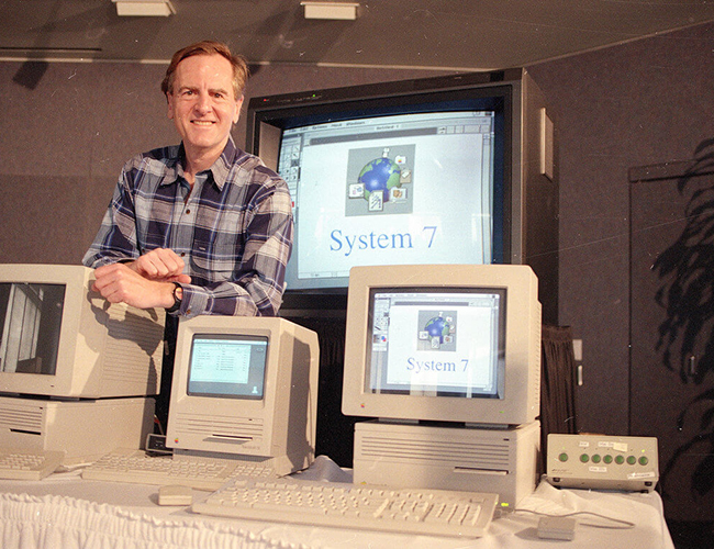 obs đi, Sculley có toàn quyền tại Apple. Ban đầu, mọi thứ dường như tuyệt vời khi Apple giới thiệu máy tính xách tay PowerBook và hệ điều hành System 7 vào năm 1991. Apple thâm nhập vào rất nhiều thị trường mới, nhưng không sản phẩm nào thực sự phát triển. Cú thất bại thảm hại nhất của Apple là 'Newton MessagePad 93, là đứa con tinh thần của Sculley. Nó được bán với giá quá đắt 700 USD và còn ít công dụng trong việc ghi chú và theo dõi các địa chỉ liên lạc của bạn.