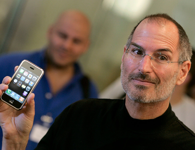 Vào ngày 4/7/1997, Jobs thuyết phục ban quản trị của Apple để ông làm CEO tạm thời. Amelio từ chức một tuần sau đó. Năm 1997 cũng là sự ra đời của chiến dịch quảng cáo &#34;Think Different&#34; nổi tiếng của Apple nhằm tôn vinh các nghệ sĩ, nhà khoa học và nhạc sĩ nổi tiếng. Dưới sự lãnh đạo của Jobs, công ty đã hợp tác tốt đẹp với Microsoft và nhận đầu tư 150 triệu USD từ đối thủ. Nhưng chiến thắng lớn nhất của Apple - và được cho là cả thế giới công nghệ nói chung chính là sự ra đời của iPhone năm 2007.