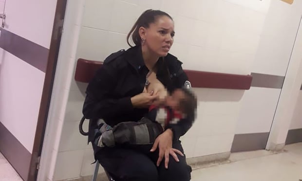 Nữ cảnh sát Argentina cởi áo cho em bé bú nhận tin vui - 1