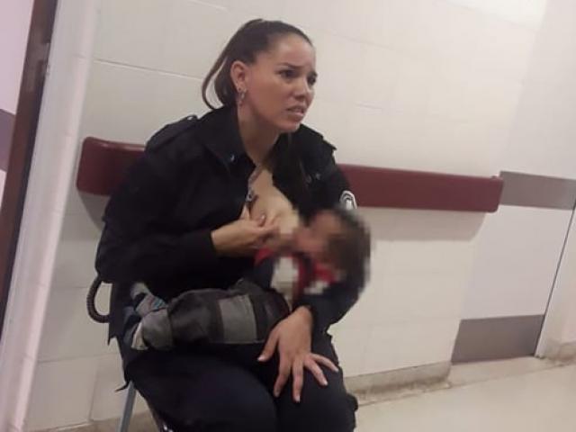 Thế giới - Nữ cảnh sát Argentina cởi áo cho em bé bú nhận tin vui