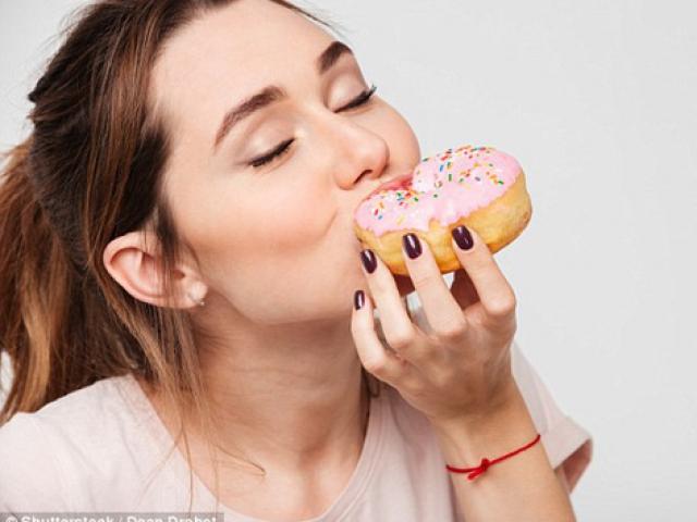 Sức khỏe đời sống - Vừa ăn bánh vừa uống nước, bạn sẽ đổ bệnh!