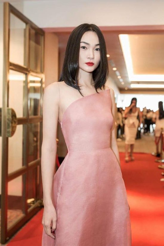 &#34;Hoa hậu làng người mẫu Việt&#34; mong manh với váy tối giản - 2