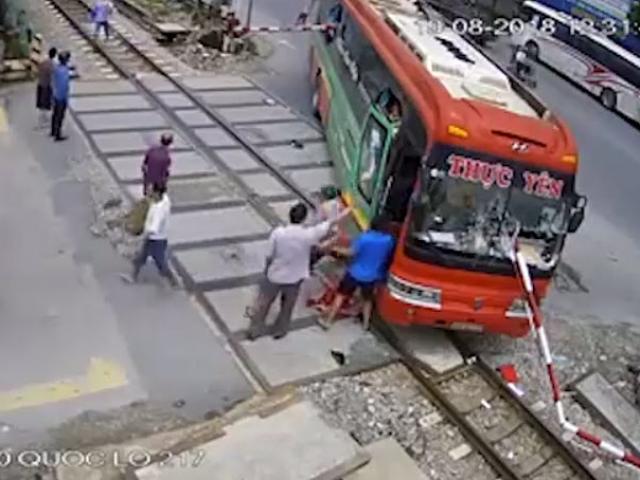 Tin tức trong ngày - Nóng 24h qua: Xuất hiện chi tiết bất ngờ vụ xe khách tông gãy barie khi tàu hỏa đang tới