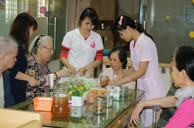 Cô độc giữa gia đình, mẹ già phải bỏ nhà đi ở với… người dưng - 3