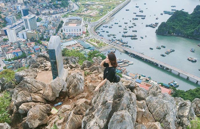 Leo núi Bài Thơ ngắm trọn Hạ Long trong một khoảnh khắc - 1