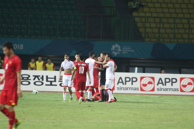 U23 Việt Nam lợi thế: SAO Bahrain dùng võ với Văn Thanh ăn thẻ đỏ - 1
