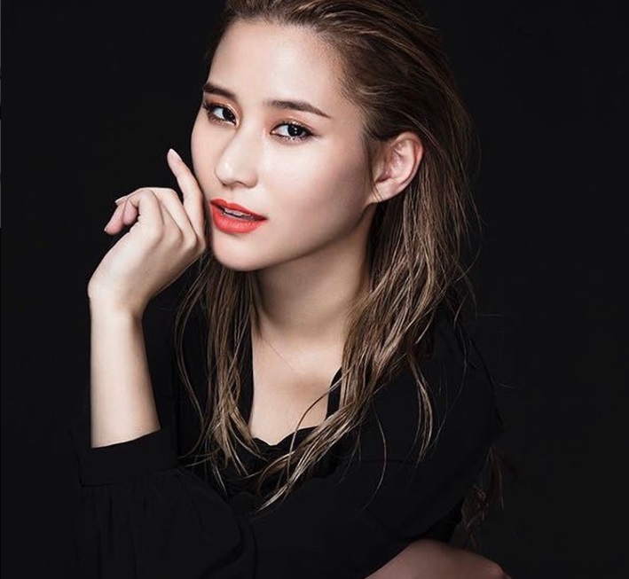 Vẻ gợi cảm của ái nữ "vua sòng bạc" đang hẹn hò quý tử nhà Thành Long - 2