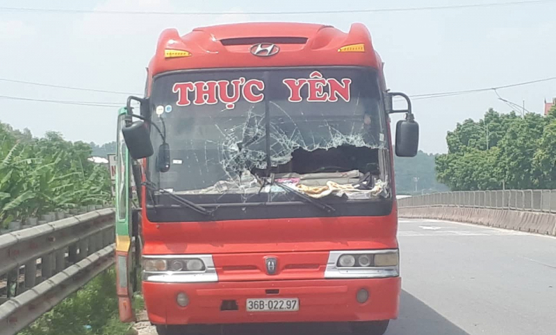 Cái kết không ngờ vụ xe khách đâm gãy barie, nằm vắt trên đường ray - 1