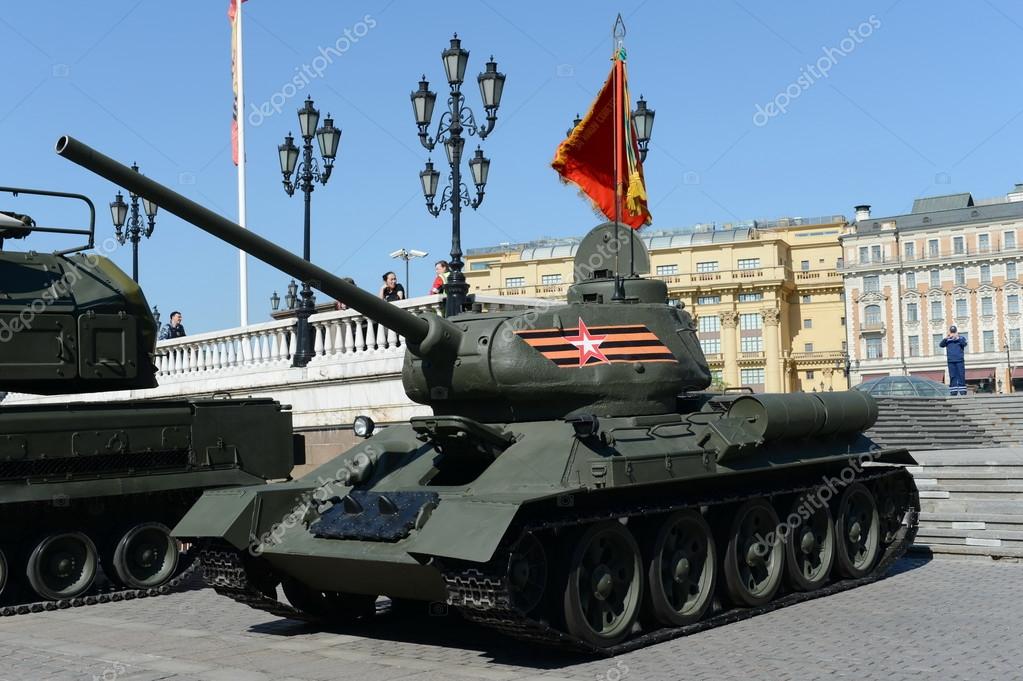 Nga: Xe tăng huyền thoại lật úp dịp kỷ niệm đại chiến xe tăng lịch sử - 1