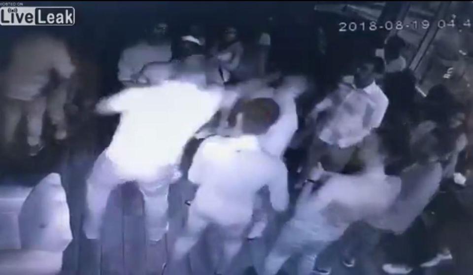 Một mình đấm gục 7 người trong hộp đêm ở Nga gây phẫn nộ - 2