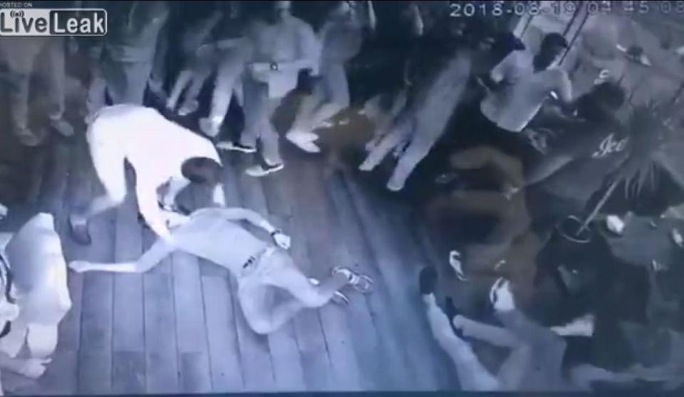 Một mình đấm gục 7 người trong hộp đêm ở Nga gây phẫn nộ - 3