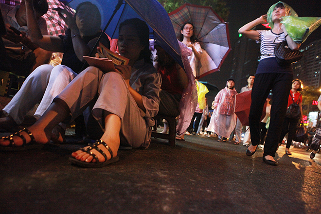 Ảnh: Hàng nghìn người đội mưa dự lễ Vu Lan ngoài đường - 4