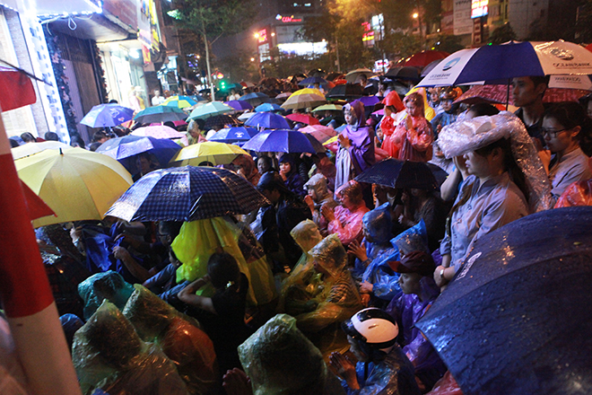 Ảnh: Hàng nghìn người đội mưa dự lễ Vu Lan ngoài đường - 1