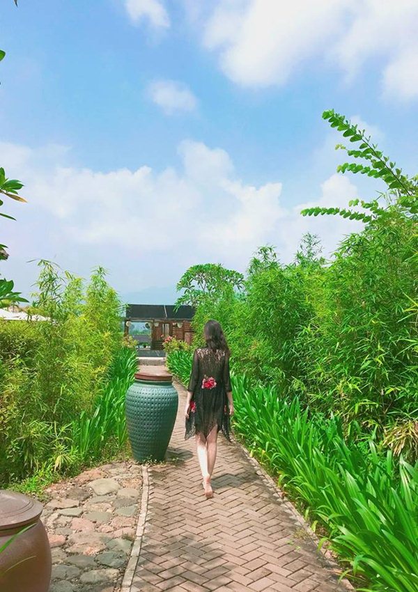 "Bà Tưng màn ảnh" gây choáng với clip khoe vòng 1 khi đi bơi - 3