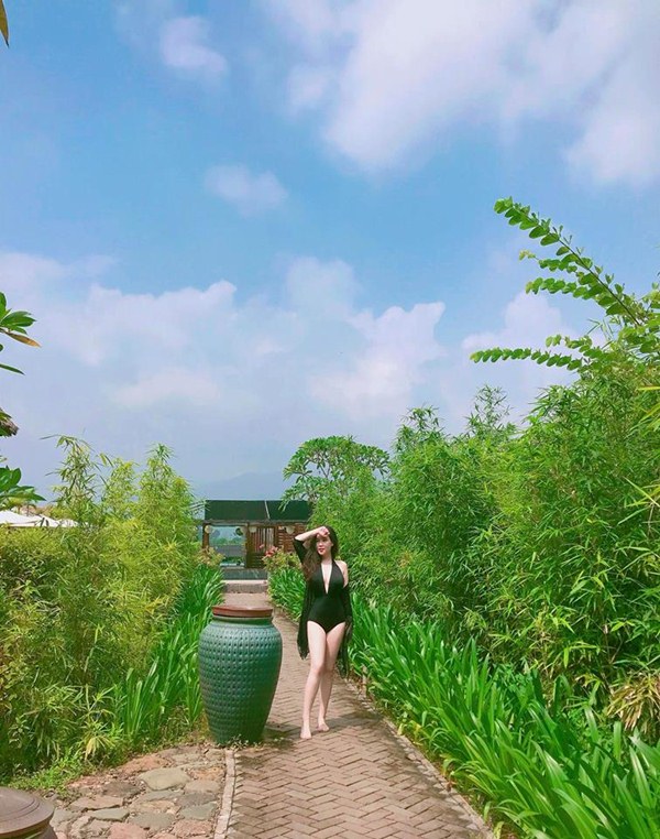 "Bà Tưng màn ảnh" gây choáng với clip khoe vòng 1 khi đi bơi - 2