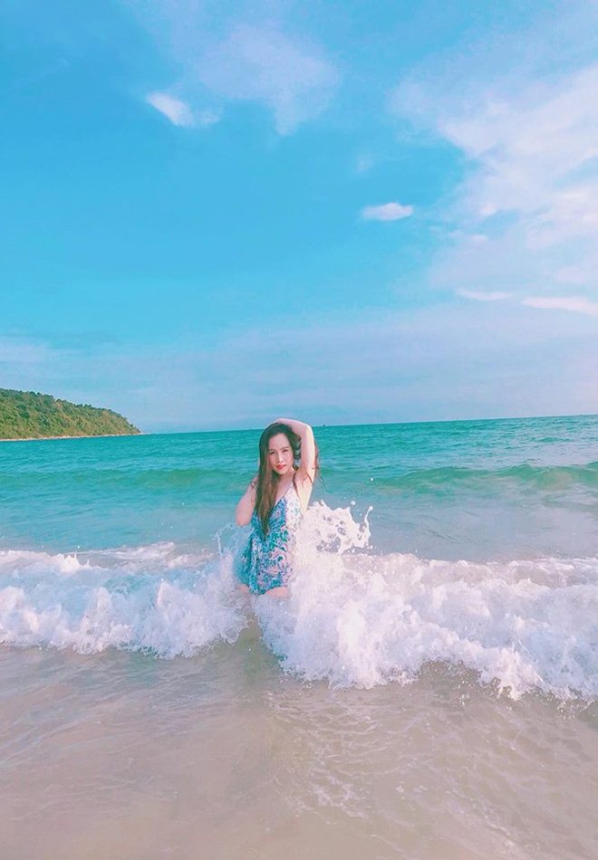 "Bà Tưng màn ảnh" gây choáng với clip khoe vòng 1 khi đi bơi - 9