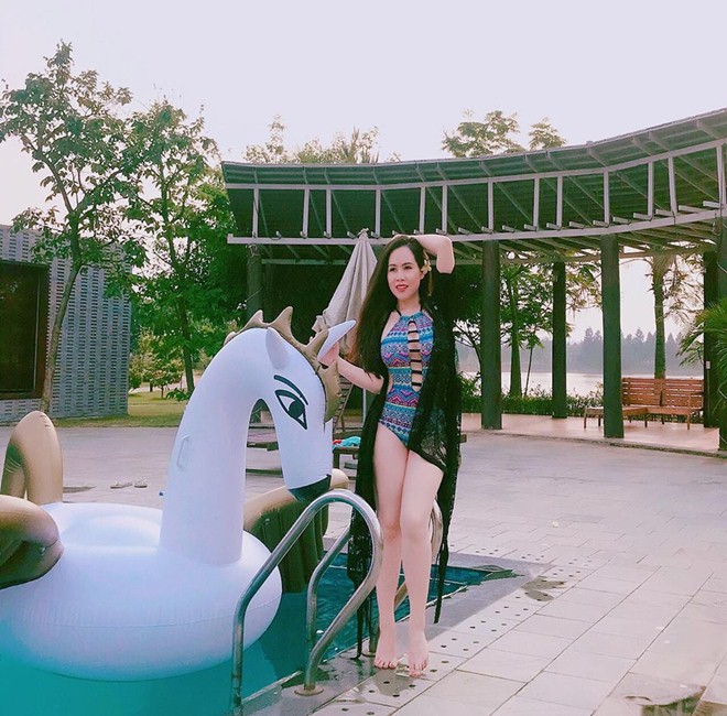 "Bà Tưng màn ảnh" gây choáng với clip khoe vòng 1 khi đi bơi - 5